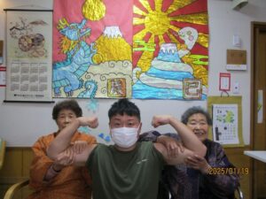 筋肉質な男性と高齢者2人